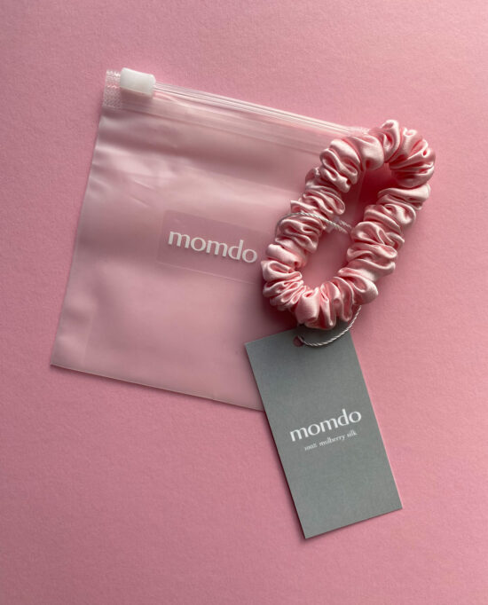 Шовкова резинка для волосся рожева