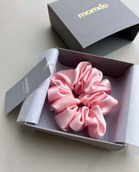 Шовкова резинка для волосся рожева