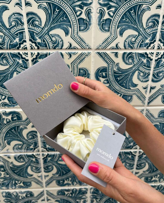 Шовкова резинка для волосся молочна