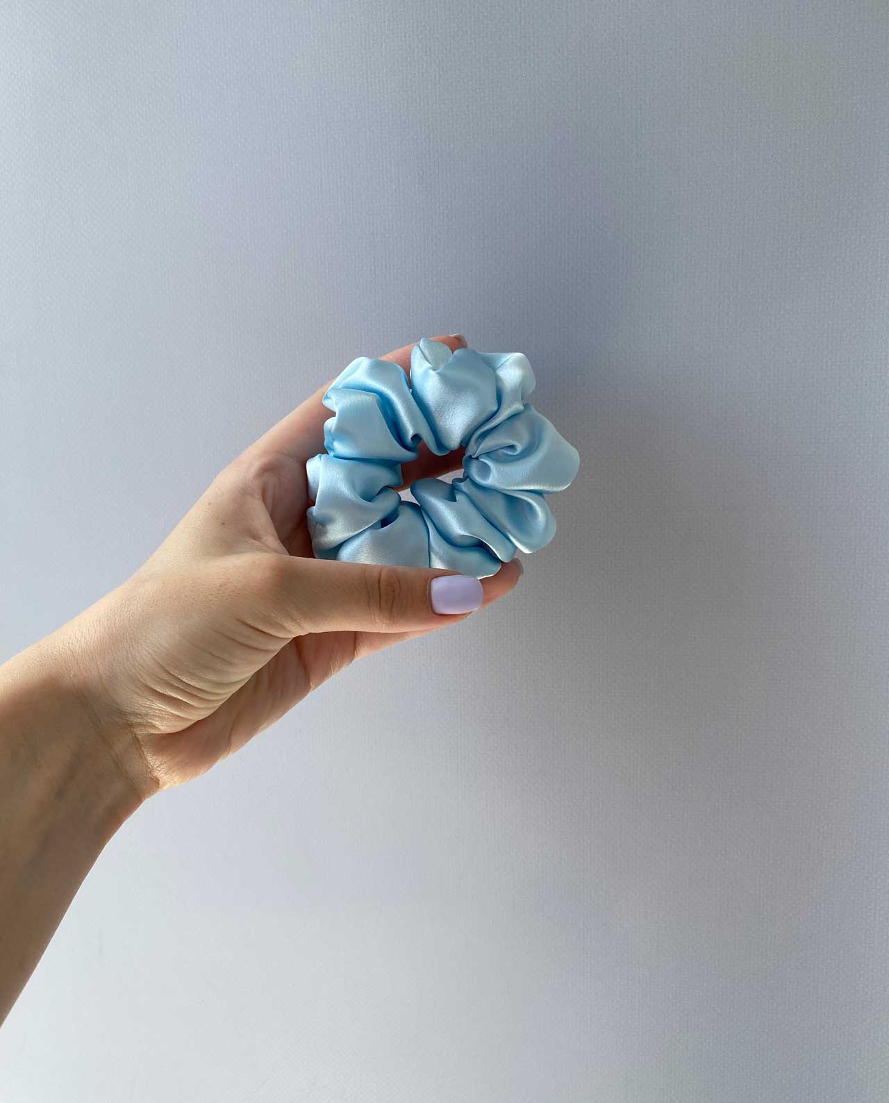 Шовкова резинка для волосся блакитна